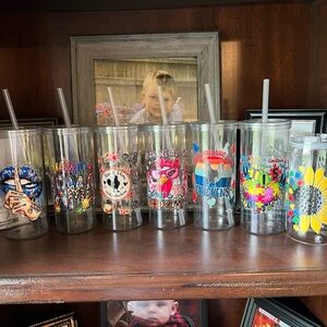 Plastic tumbler with design